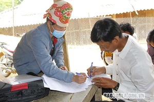 Những bưu tá phát căn cước công dân nơi biên giới