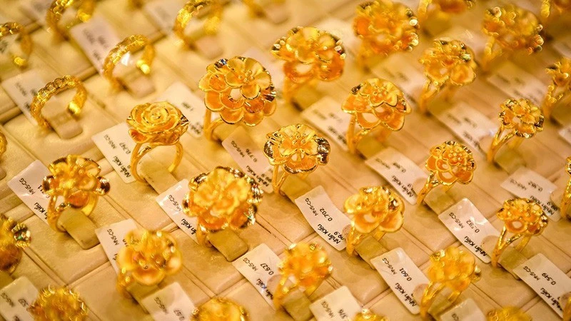 Giá vàng ngày 28/4: Trong nước, thế giới đảo chiều lao dốc