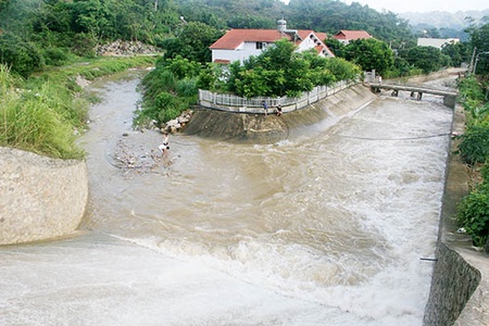 Khắc phục hệ thống thoát lũ suối Mon